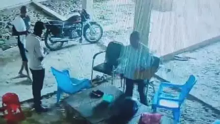 आज़मगढ़: जहानागंज में लेखपाल द्वारा पैसे लेने का सीसीटीवी फुटेज हुआ वायरल, चर्चाओं का बाजार गर्म, कार्रवाई का इंतजार