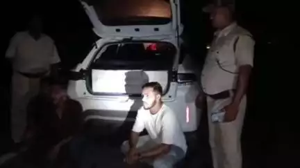 ধর্মনগর: আনন্দবাজার এসপিও ক্যাম্পের নাকা চেকিং পয়েন্টে একটি বিলাসবহুল গাড়ি থেকে বিপুল পরিমাণ বার্মিজ সিগারেট উদ্ধার করল পুলিশ
