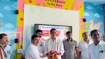 शाळेचा पहिला दिवस निमित्ताने आ.क्षीरसागर यांनी नवगणराजुरी जिल्हा परिषद शाळेला भेट देऊन विद्यार्थ्यांना मार्गदर्शन केले