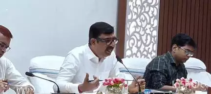 जमुई: समाहरणालय सभागार में डीएम ने साप्ताहिक समीक्षा बैठक की, अधिकारियों को हर दिन ज्यादा मामलों की सुनवाई का आदेश दिया