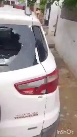 भरतपुर: भरतपुर के रणजीत नगर इलाके में घर के बाहर खड़ी गाड़ी के सीसे फोड़े असामाजिक तत्वों ने