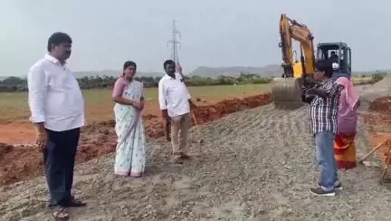 శింగనమల: సిద్దరాంపురం కొండాపురం గ్రామాల మధ్య బీటీ రోడ్డు పనులను పరిశీలించిన ఎంపీపీ సునీత త్వరతగా పనులు పూర్తి చేయాలన్నారు