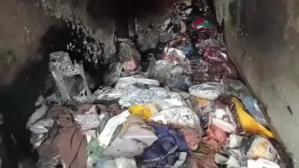 खलीलाबाद: बरदहिया बाजार में कपड़ा व्यवसाई विजय ट्रेडर्स की दुकान में शॉर्ट सर्किट से लगी आग, लाखों का कपड़ा जलकर ख़ाक