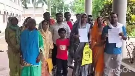धमतरी: ग्राम चरमुड़िया के रेलवे प्रभावितों ने पुनर्व्यवस्थापन के लिए आबादी भूमि की मांग को लेकर कलेक्टर को सौंपा ज्ञापन