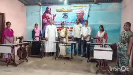 உத்தமபாளையம்: சின்னமனூர் தனியார் கூட்டு அரங்கில் 25 தையல் கலைஞர்களுக்கு மதுரை பல்நோக்கு சமூக சேவை சங்கம் சார்பில் தையல் இயந்திரம் வழங்கினர்