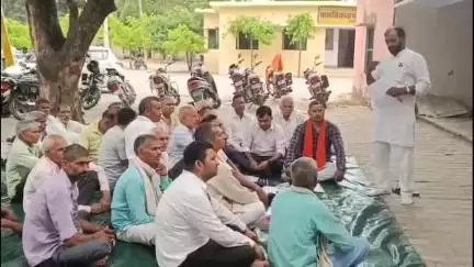 हसनपुर: हसनपुर एसडीएम कार्यालय के सामने भारतीय किसान संघ की बैठक का आयोजन, बिजली विभाग पर लगाए गए गंभीर आरोप