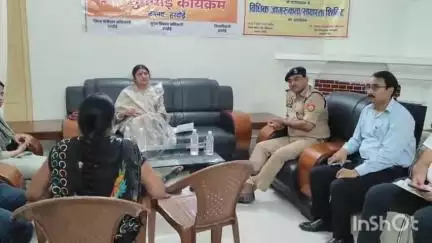हरदोई: निरीक्षण भवन में राज्य महिला आयोग की सदस्य एकता सिंह ने की जनसुनवाई, अधिकारियों को दिए दिशा-निर्देश