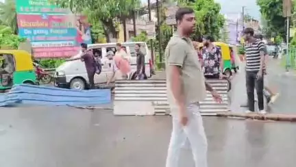 বারুইপুর: বাড়িপুর বাইপাসে পথ অবরোধ ব্যবসায়ীদের তাদের দাবি যতক্ষণ না তাদের কোন সুরাহা করা হবে ততক্ষণ এই অবরোধ চলবে