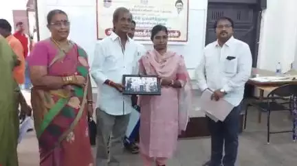 புதுக்கோட்டை: ஓய்வூதியம் பெற்ற கால்பந்து விளையாட்டு வீரர் கேசவனுக்கு ஆட்சியரகத்தில் பாராட்ட தெரிவித்த ஆட்சியர் அருணா