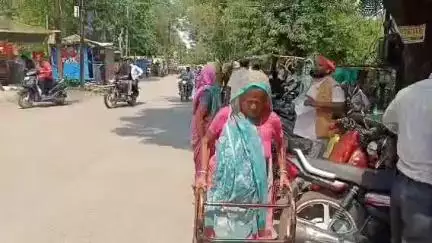नरसिंहपुर: हरद गांव निवासी एक वृद्ध महिला ने बेटों पर लगाया ज़मीन पर कब्जा करने और घर से निकालने का आरोप, SP से की शिकायत