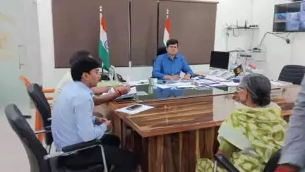 कर्वी: डीएम ने कलेक्ट्रेट स्थित अपने चैंबर में की जनसुनवाई, लोगों की सुनी शिकायत