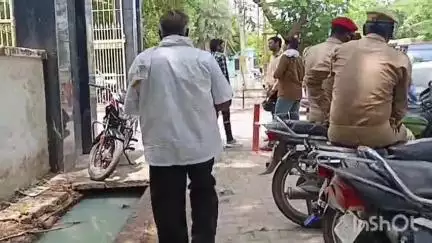 एटा: गांव काजीपुर बदनपुर में जमीनी विवाद को लेकर नामजद लोगों ने बेटे पर लिखाई झूठी FIR, पीड़ित ने SSP से की शिकायत