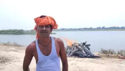 उन्नाव: परियर घाट में अंतिम संस्कार में शामिल होने आने वाले लोगों को नहीं मिलती है छांव, कड़ी धूप में होते हैं परेशान #jansamasya