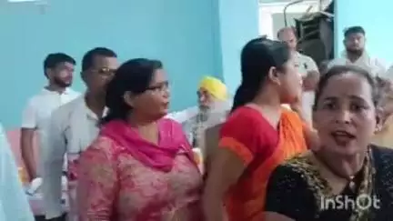 सुपर मार्केट स्थित नगर पालिका बोर्ड बैठक में सभासदों के बीच पहुंची बाहरी महिलाओं ने जमकर किया बवाल, वीडियो हुआ वायरल
