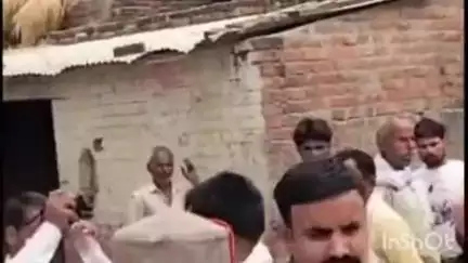 रामनगर: गोड़ा गांव में 24 मई को हुई व्यक्ति की हत्या मामले में पीड़ित परिवार से मिलने पहुंचे जौनपुर के सांसद बाबू सिंह कुशवाहा