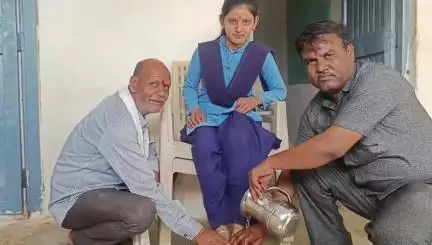 शासकीय विद्यालय दरोट में प्रवेश उत्सव मनाया गया शिक्षकों ने छात्राओं के पैर धुलकर प्रवेश कराया कहानी से मनोज सेन