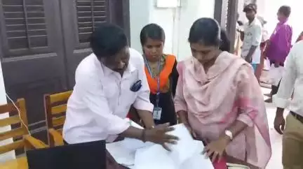 புதுக்கோட்டை: மாணவி மேல் படிப்பு படிக்க உதவி செய்த ஆட்சியர் அருணா - ஆட்சியரகத்தில் செயல்படும் உயர்கல்வி வழிகாட்டு மையத்தை ஆய்வு செய்தார்