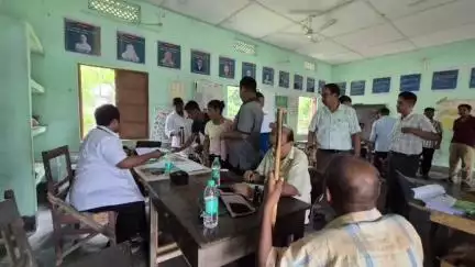 বঙাইগাঁও ভাগ: নিগমঘোলা জনজাতীয় গাঁৱত অনুষ্ঠিত হোৱা স্বাস্থ্য শিবিৰৰ বুজ লয় স্বাস্থ্য বিভাগৰ যুটীয়া সঞ্চালক বলেন্দ্ৰ নাৰায়ণ ডেকাই