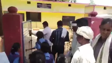 बालोद: दारूटोला में शाला प्रवेशोत्सव के पहले दिन तालाबंदी, ढाई घंटे धरने के बाद शिक्षक की मांग पूरी होने पर खुला स्कूल