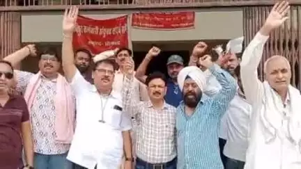 रॉबर्ट्सगंज: अधिशासी अभियंता विद्युत रॉबर्ट्सगंज के कार्यालय पर उद्योग व्यापार संगठन ने किया प्रदर्शन, बिजली कटौती का किया विरोध
