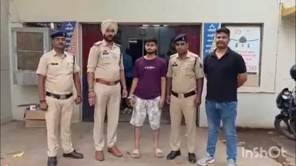 दुर्ग: पुलिस ने चौहान ग्रीन वैली से ऑनलाइन सट्टा अन्ना एप के माध्यम से अवैध सट्टा खिलाने वाले आरोपी को किया गिरफ्तार