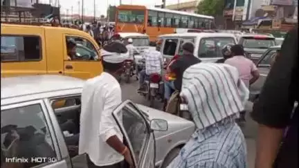 कोल: सरसौल चौराहे पर लगा भीषण जाम, ट्रैफिक पुलिस बूथ में मोबाइल चलाते रहे पुलिसकर्मी