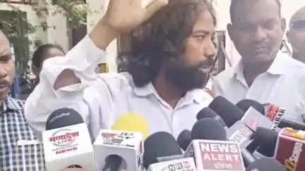 कांके: राजभवन में आदिवासी ज़मीन लूट को लेकर जेएलकेएम नेता देवेंद्रनाथ महतो ने राज्यपाल से की मुलाक़ात