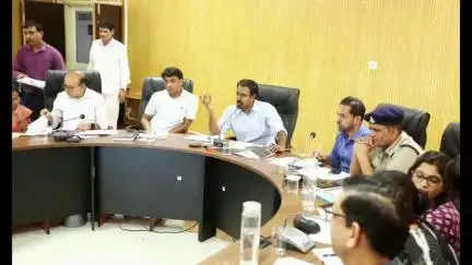 सागर: सीएम हेल्पलाइन की लंबित शिकायतों का अधिकारी प्राथमिकता से करें समाधान: संदीप जीआर, सागर कलेक्टर