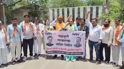 जळगाव: शेतकऱ्यांच्या कर्जमाफीच्या संदर्भात महाविकास आघाडीचे जिल्हाधिकारी कार्यालय समोर निदर्शने