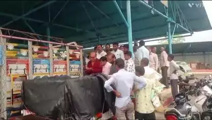 खाचरौद: खाचरोद मंडी में उपज की नीलामी को लेकर किसान परेशान, आए दिन दिखता है ऐसा नज़ारा