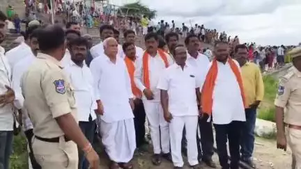 ముధోల్: బాసర గోదావరిలో జరిగిన ఘటన ప్రదేశాన్ని MLA రామరావు పటేల్ పరిశీలించారు.