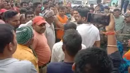 गोला: जर्जर गोला मुरी रोड की मरम्मत की मांग को लेकर ग्रामीणों ने डभातू के पास किया सड़क जाम