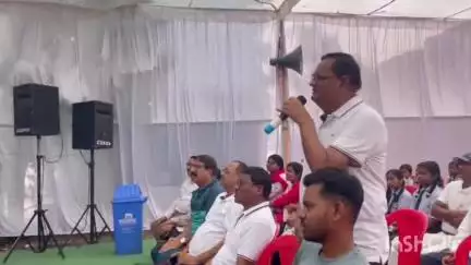 बेमेतरा: बेमेतरा जय स्तंभ चौक में मंच से विधायक दीपेश साहू ने जिला शिक्षा अधिकारी को लगाई फटकार