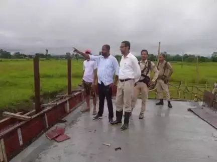 ছিপাঝাৰ: ধলপুৰ কৃষি প্ৰকল্প পৰিদৰ্শন কৰে জিলা আয়ুক্ত পৰাগ কুমাৰ কাকতিয়ে