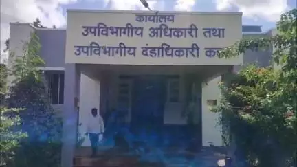 कन्नड: सामाजिक कार्यकर्ते सतीश लोखंडे यांचे उपविभागीय अधिकारी कार्यालयात अर्धनग्न आंदोलन #Jansamasya