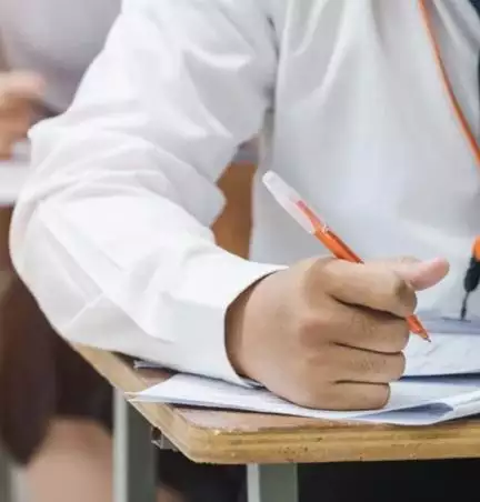 मोबाइल कवर बेचने वाले झारखंड के रोहित ने पास की NEET परीक्षा, घर पहुंचे अलख सर और कर दिया बड़ा वादा