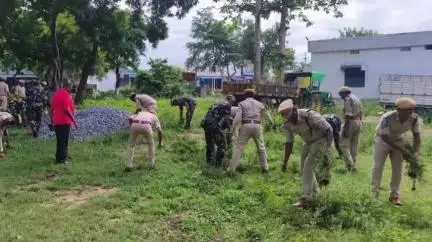 జన్నారం: పరిసరాల పరిశుభ్రతను ప్రతి ఒక్కరూ పాటించాలి: ఇందన్ పల్లి ఎఫ్ఆర్ఓ శ్రీనివాస్