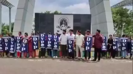 ತಿಕೋಟಾ: ನಗರದ ಹೊರಭಾಗದ ಮಹಿಳಾ ವಿವಿ ಮುಂಭಾಗ ದಲಿತ ವಿದ್ಯಾರ್ಥಿ ಪರಿಷತ್ ನೇತೃತ್ವದಲ್ಲಿ ವಿದ್ಯಾರ್ಥಿನಿಯರ‌ ಪ್ರತಿಭಟನೆ