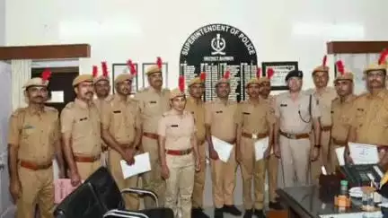 बाड़मेर: बाड़मेर के पुलिस अधीक्षक ने उत्कृष्ट कार्य करने वाले बीट कांस्टेबल और आसूचना अधिकारियों को किया सम्मानित