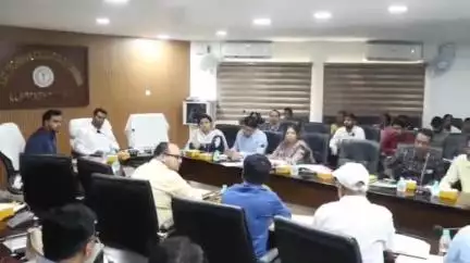 चाईबासा: बाल संरक्षण योजना, मिशन वात्सल्य और समाज कल्याण के तहत योजनाओं की डीसी ने की समीक्षा