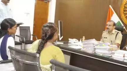 బాపట్లలో పోలీస్ కార్యాలయం నందు ప్రజా సమస్యల పరిష్కార వేదికలో 52 అర్జీలు స్వీకరించిన ఎస్పి తుషార్ డూడి