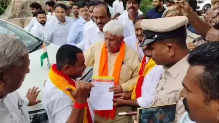 ಗಂಗಾವತಿ: ಅಂಜನಾದ್ರಿ ದೇವಸ್ಥಾನಕ್ಕೆ ಮೂಲಭೂತ ಸೌಕರ್ಯಗಳನ್ನು ಒದಗಿಸಲು ಒತ್ತಾಯಿಸಿ ಅಂಜನಾದ್ರಿ ಬೆಟ್ಟದಲ್ಲಿ ಕರವೇ ಕಾರ್ಯಕರ್ತರು ಮನವಿ ಸಲ್ಲಿಕೆ