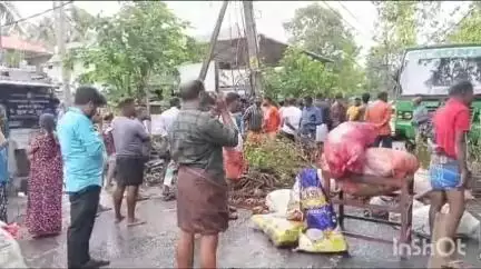 കൊച്ചി: സഹിച്ച് മടുത്ത് തീരദേശ ജനത, സംസ്ഥാനപാത ഉപരോധിച്ച് പ്രതിഷേധം ശക്തമാക്കി ചെല്ലാനം നിവാസികൾ