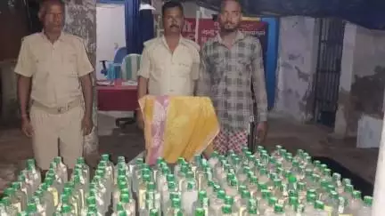 रक्सौल: नकरदेई थाना क्षेत्र से पुलिस ने 45 लीटर नेपाली कस्तूरी शराब के साथ 1 शराब कारोबारी को गिरफ्तार किया