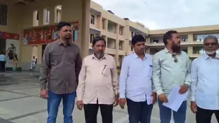 పెద్దపల్లి: మైనారిటీ గురుకుల పాఠశాలను మరోచోటికి తరలించవద్దని జిల్లా కలెక్టర్‌కు ఫిర్యాదు చేసిన మైనారిటీలు
