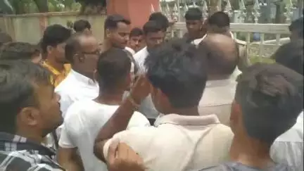 रायपुर: बिजली कटौती की समस्या से परेशान ग्रामीणों ने कड़ोदिया जीएसएस पर जड़ा ताला, एईएन व पुलिस की समझाइश पर खोला ताला #jansamasya