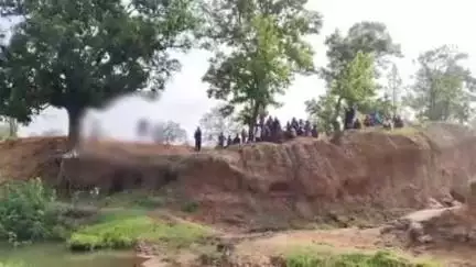 गुमला: नोसई नदी के पास आम के पेड़ से फांसी लगाकर एक व्यक्ति ने की आत्महत्या