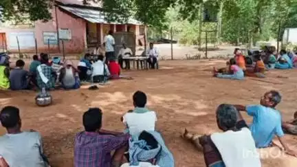 कामडारा: छुट्टा घूमने वाले मवेशियों पर रोक लगाने को लेकर हांजड़ा गांव में ग्रामीणों ने की बैठक
