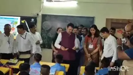 पालघर: दुर्वेस येथील जिल्हा परिषद शाळेस मुख्यमंत्री देवेंद्र फडणवीस यांनी  दिली भेट