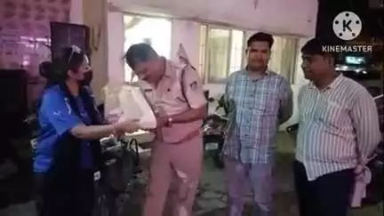 हुज़ूर: कोहेफिजा थाना पुलिस ने चोरी की गाड़ी बरामद कर महिला को सौंपी, महिला ने मिठाई भेंटकर पुलिस का जताया आभार